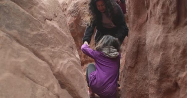 Mãe Ajudando Crianças Caminhadas Deserto Wadi Rum Jordânia — Vídeo de Stock