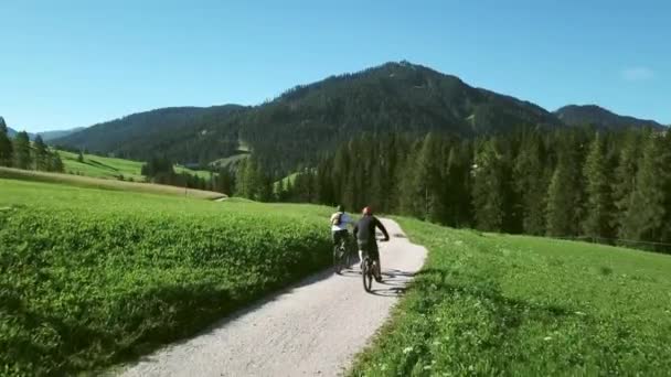 Zwei Radler Der Landschaft Alta Badia Italien — Stockvideo