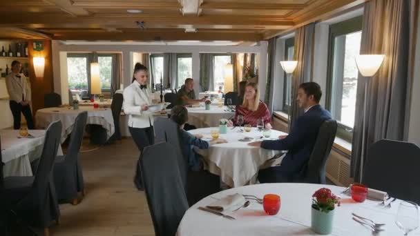 Serveerster Serveert Eten Aan Familie Met Zoon Aan Tafel Alta — Stockvideo