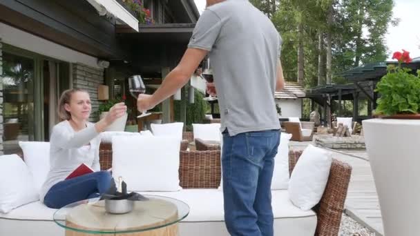 Casal Desfrutando Vinho Tinto Resort Férias Alta Badia Itália — Vídeo de Stock