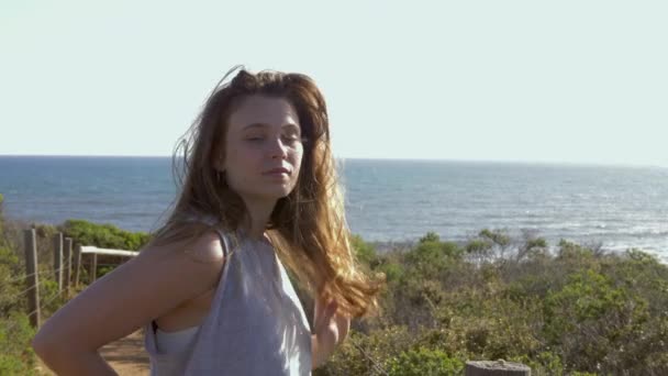 Porträtt Ung Kvinna Stranden Victoria Australien — Stockvideo