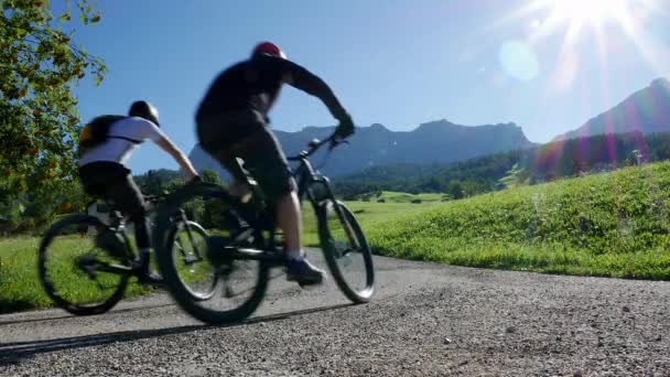 Vista Trasera Tres Personas Bicicleta Por Paisaje Alta Badia Italia — Vídeos de Stock