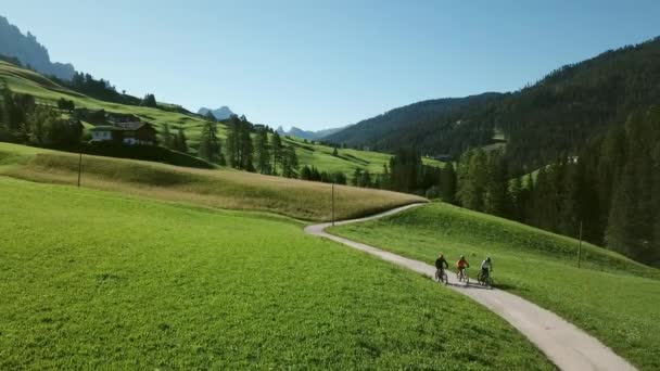Drei Radler Der Landschaft Alta Badia Italien — Stockvideo