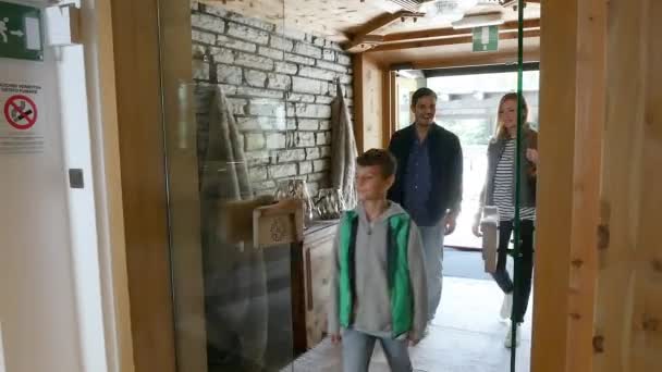 Familie Mit Sohn Bergdorf Alta Badia Italien — Stockvideo