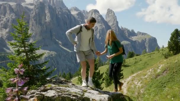 Dva Lidé Turistika Horské Krajině Alta Badia Itálie — Stock video