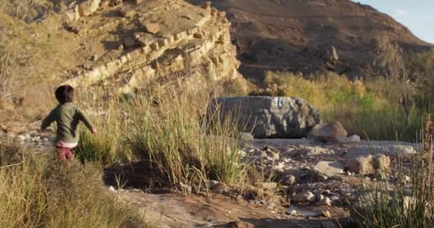 以色列内盖夫沙漠Mitzpe Ramon沙漠景观中的母子 — 图库视频影像