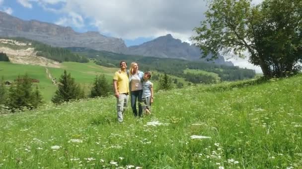 Portret Van Familie Met Zoon Alpine Weide Alta Badia Italië — Stockvideo
