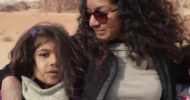 Madre Con Figli Nel Deserto Wadi Rum Giordania — Video Stock