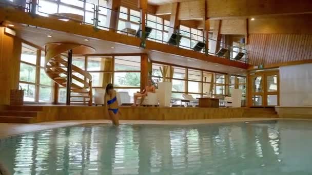 Frau Entspannt Sich Schwimmbad Des Resorts Alta Badia Italien — Stockvideo