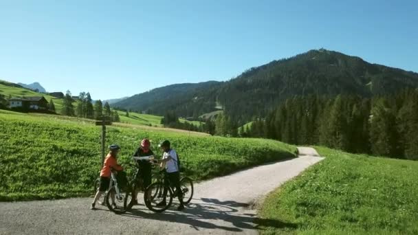 Τρεις Ποδηλάτης Κοιτάζοντας Χάρτη Στο Τοπίο Alta Badia Ιταλία — Αρχείο Βίντεο