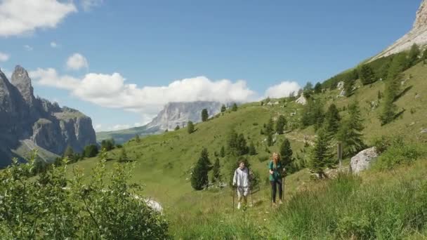 Dva Lidé Turistika Horské Krajině Alta Badia Itálie — Stock video