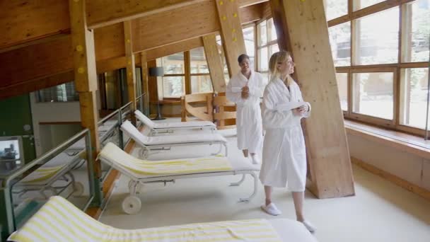 Pár Fehér Fürdőköpenyben Gyógyfürdőben Alta Badia Olaszország — Stock videók