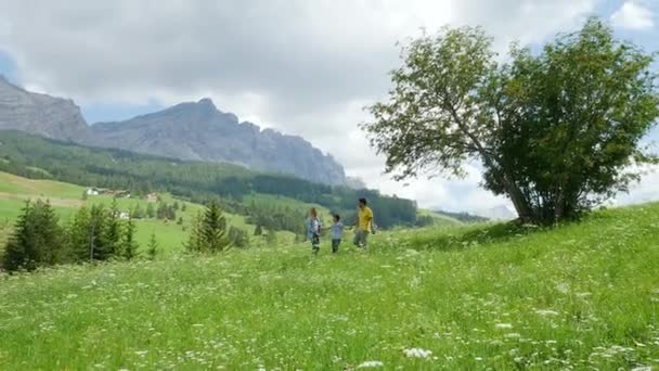 Gezin Met Zoon Alpine Weide Alta Badia Italië — Stockvideo