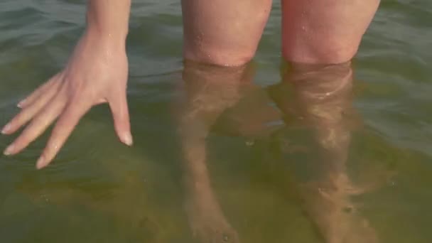 女性は湖の水面に触れる オランダのブレダ — ストック動画