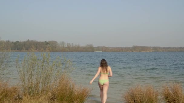 Visão Traseira Mulher Que Entra Lago Breda Países Baixos — Vídeo de Stock