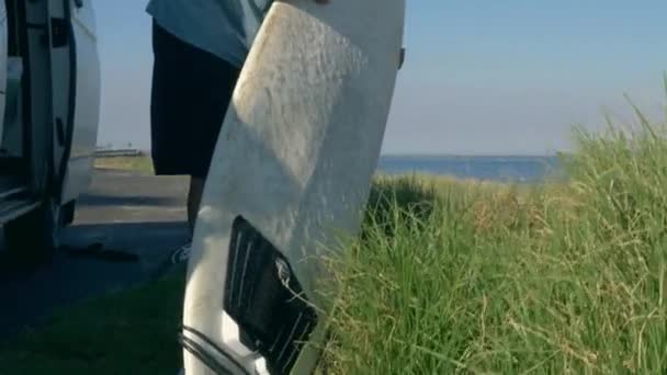 Homem Encerando Prancha Surf Costa — Vídeo de Stock