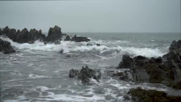 Морські Хвилі Впали Скелясте Узбережжя — стокове відео