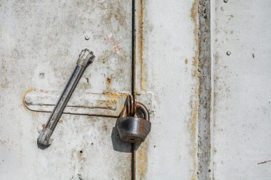 Metal gri kapı kilit grungy ve iyi doku ile