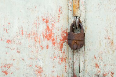 Paslı gri metal kapı çelik kilit. yakın çekim.