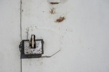 Paslı gri metal kapı çelik kilit. yakın çekim.