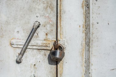 Paslı gri metal kapı çelik kilit. yakın çekim.