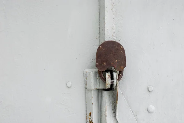 Стальной замок на ржавой серой металлической двери. макро . — стоковое фото