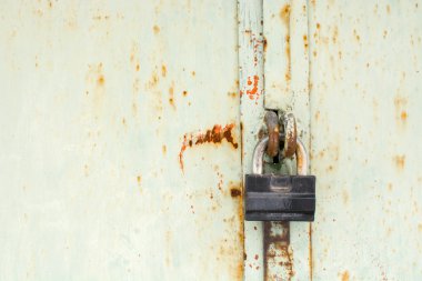 Paslı gri metal kapı çelik kilit. yakın çekim. 