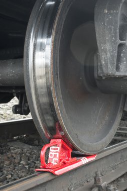 Paslı ve cilalı yük trenleri tekerlek tren yolu üzerinde.
