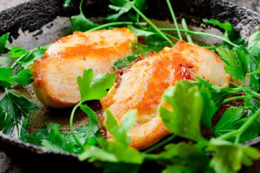 kızarmış tavuk göğsü yeşillikleri ile pan