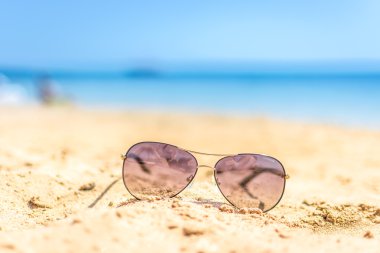 Sahilde güneş gözlüğü. arka plan. Deniz