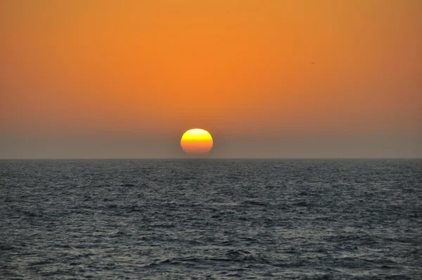 Okyanusun üzerinde gün batımı