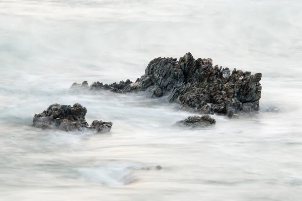 Rocas en el océano —  Fotos de Stock