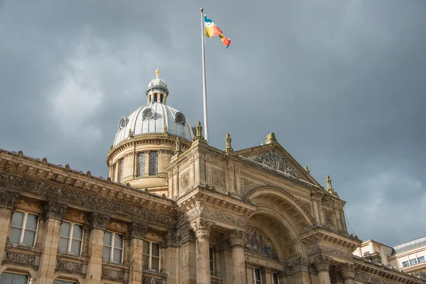 Флаг над музеем Бирмингема — стоковое фото