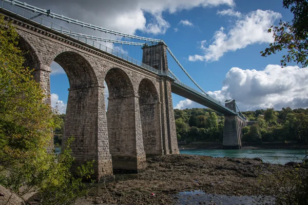 A view of the historic Menai suspension bridge spanning the Mena — Stock Photo, Image