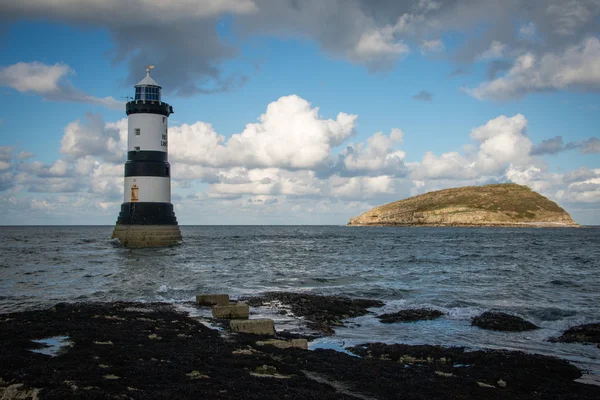 Penmon Lighthouse and Puffin Island at Penmon Point, Anglesey, N — Stock Photo, Image