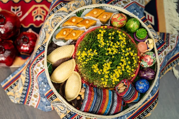 Azerbaycan milli hamur işi pakhlava ve shekerbura ve yeşil semeni buğday otlu Novruz tabağı 