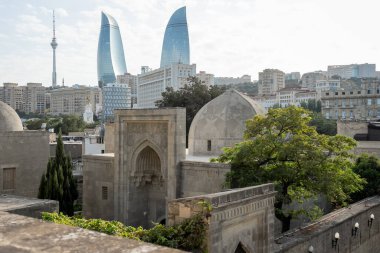 Bakus Skyline tarihi mimariyle modern gökdelenleri harmanlıyor. Alev Kuleleri şehrin çeşitli yapıları arasında belirgin bir şekilde yükseliyor ve çarpıcı bir kentsel karşıtlık yaratıyor