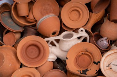 Terracotta tencereleri ve toprak eşyalar çeşitli şekil ve boyutları göstermektedir. Bu resim geleneksel çömlek işçiliğini vurgular, kırsal seramiğin güzelliğini vurgular.