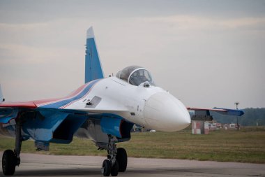 Avcı jeti piste konuldu, kalkışa hazırlanıyor. Bir hava sahasında yakalandı, uçak tasarımı ve uçuş işlemleri için hazırlık gösteriyor.