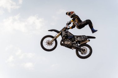 Motokros binicisi açık bir gökyüzüne doğru heyecanlı bir atlayışta etkileyici bir hava gösterisi sergiliyor. Aksiyon, yetenek, denge ve ekstrem sporların adrenalinini gösteriyor.