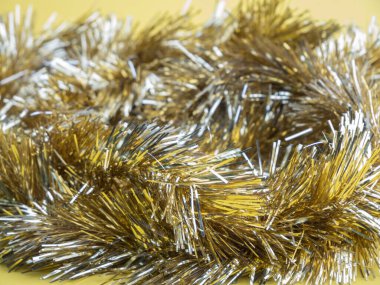 Altın ve gümüş süs, sarı arka planda Noel süsü