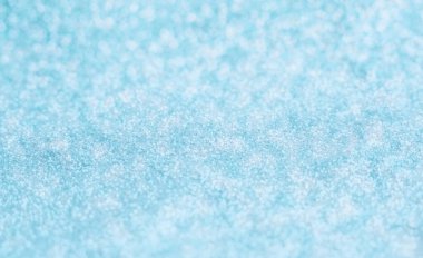 mavi gümüş parıltılı Noel duvar kağıdı desenli, soyut odaklanmış bokeh ışıkları arka plan