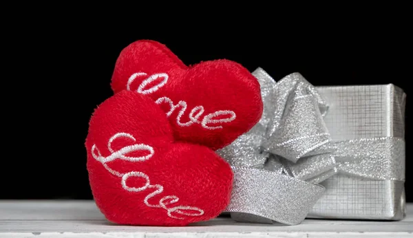 Kärlek Rött Hjärta Form Och Silver Presentförpackning Vitt Trä Tabel — Stockfoto