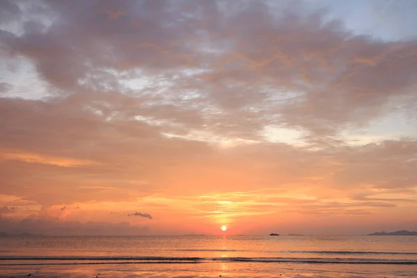 Hermosa Playa Tropical Dorada Puesta Sol Con Colorido Cielo Marino — Foto de Stock