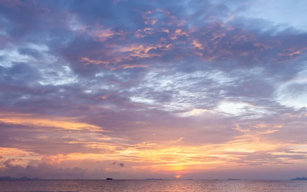 Belo Pôr Sol Praia Tropical Com Céu Colorido Mar — Fotografia de Stock