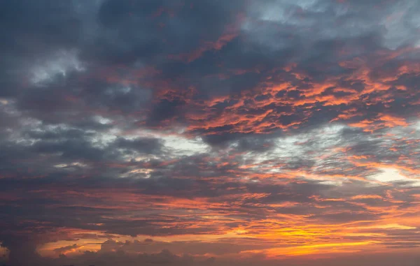Günbatımı Dramatik Turuncu Bulutlar Gökyüzü Arkaplanı — Stok fotoğraf