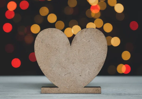 Renkli Bokeh Arkaplanlı Beyaz Ahşap Masada Kalp Şekli — Stok fotoğraf