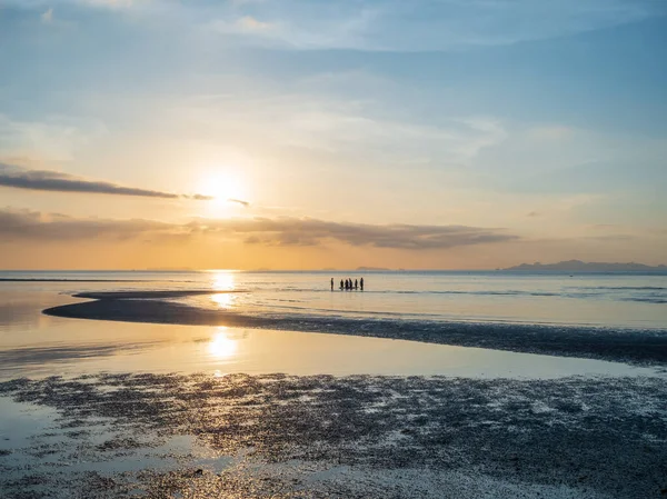 Solnedgang Dramatisk Blå Oransje Skyer Bakgrunnen – stockfoto