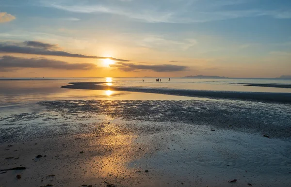 Vakker Solnedgang Tropisk Strand Med Fargerik Himmel – stockfoto