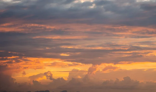 Zachód Słońca Dramatyczny Piękną Warstwą Pomarańczowych Chmur Tło Nieba — Zdjęcie stockowe